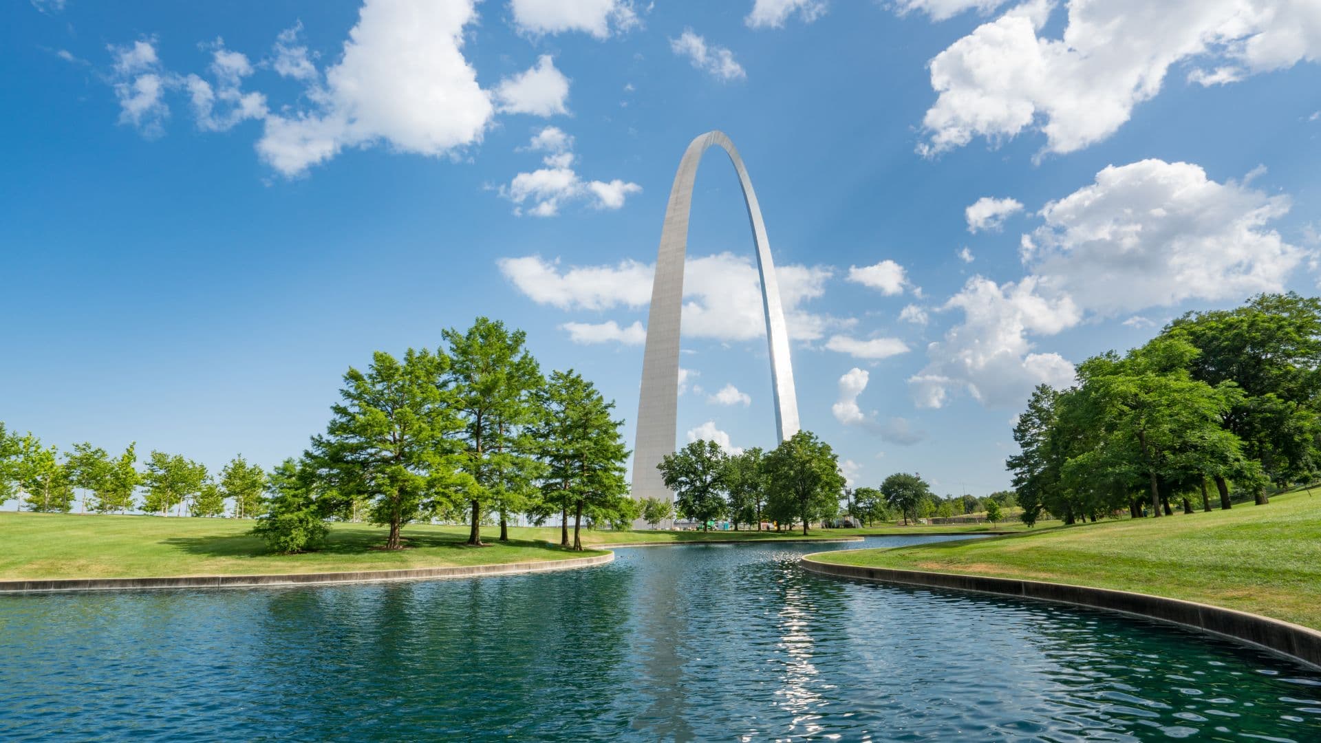 side view of st louis arch and surrounding park